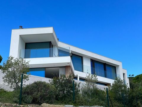 Experimenta el lujo costero en Teià Impresionante villa de reciente construcción que les ofrece la inmobiliaria Gpcasa en venta en Teià, con vistas panorámicas al mar Mediterráneo. Ubicada en una zona residencial exclusiva, esta propiedad ofrece un e...