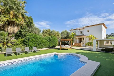 Prachtige villa in Javea Ontdek de belichaming van mediterrane luxe met deze villa, perfect gelegen in de prestigieuze wijk Tosalet/Cap Marti in Javea. Dit uitzonderlijke pand biedt ongeëvenaarde privacy en een serene omgeving en beschikt over elegan...