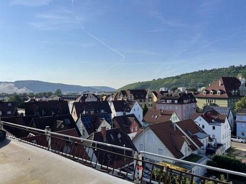 Se vende un hermoso apartamento de 3 habitaciones con un gran balcón en Esslingen. Un ambiente cálido se puede sentir inmediatamente cuando entras en este apartamento. Se encuentra en un edificio de apartamentos con otras 10 personas en el 3er piso d...