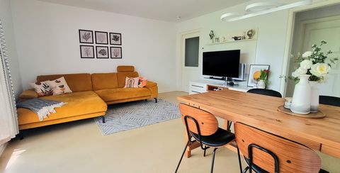 Stilvolle, sonnendurchflutete Drei-Zimmer-Wohnung mit moderner Ausstattung im grünen Pankow. Diese optimal geschnittene Wohnung besticht durch ein geräumiges Schlafzimmer mit Erker, ein flexibles Arbeits- oder Kinderzimmer, sowie ein helles Wohnzimme...