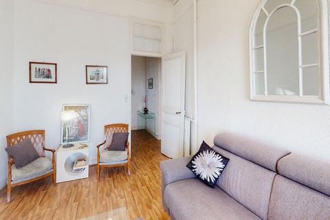 Ce spacieux appartement de 50 m² est situé au 4ème étage d'un magnifique vieux palais mentonnais, offrant un séjour luxueux pouvant accueillir jusqu'à 4 personnes. L'appartement dispose d'une grande chambre avec un lit de 180x200cm, qui mène à un bal...