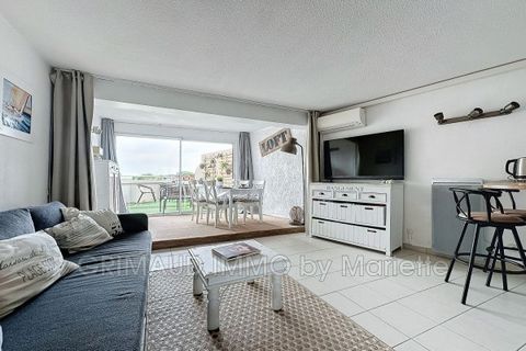 Schöne Wohnung in einer sicheren Residenz mit Hausmeister und Swimmingpool und direktem Zugang zum Meer, bestehend aus: Eingangshalle, Schlafzimmer und Kabinenschlafzimmer, Duschbad, separates WC, Wohnzimmer mit Einbauküche, Terrasse. Parkplatz. Feat...