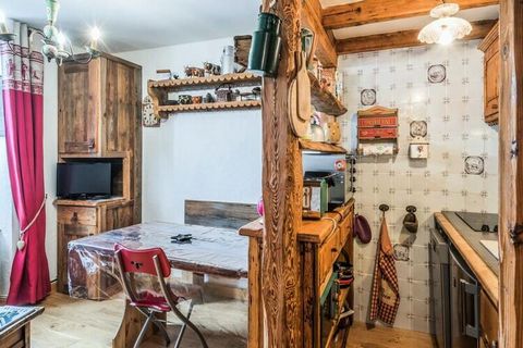 Dieses Apartment im traditionellen Bergstil liegt im Herzen von Megève, nur wenige Minuten von den Pisten entfernt und bietet Platz für bis zu 2 Personen. 4 Personen. Diese komfortable Unterkunft liegt in der Nähe von Geschäften und öffentlichen Verk...