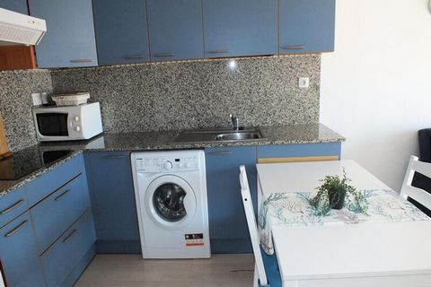 Dieses geräumige Apartment im 2. Stock mit Aufzug ist ideal für bis zu 6 Personen. Es verfügt über ein Doppelzimmer mit einem 1,50 m breiten Bett, ein zweites Schlafzimmer mit zwei 90 cm breiten Einzelbetten und ein Wohnzimmer mit einem Schlafsofa fü...