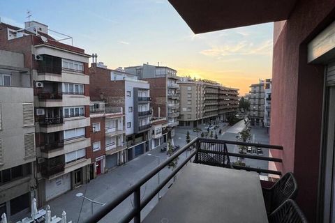 Amplio piso en la mejor zona de Cambrils, en la Rambla Jaume I, calle peatonal llena de tiendas y restaurantes! Edificio con ascensor para su comodidad. Dispone de tres dormitorios: un dormitorio principal con una cómoda cama de matrimonio, otro dorm...