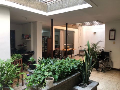 Casa en Medellín, en un barrio residencial y a la vez comercial: San Joaquín Bolivariana primer piso (PH), ideal para convertir: en pequeños apartamentos para rentas cortas, como local para venta de carros, oficinas y otros Estrato 5 5 alcobas, 3 bañ...