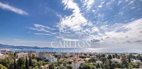 Exklusive Auflistung! Entdecken Sie diese außergewöhnliche, komplett renovierte Wohnung in einer hohen Etage einer prestigeträchtigen Residenz an der Côte d'Azur. Diese Immobilie bietet einen Panoramablick auf das Meer und bietet dank ihrer Südausric...