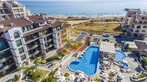 Pomorie, apartamento de un dormitorio elegantemente amueblado en primera línea, complejo Rose Gardens. El apartamento está situado en la 2ª planta con una superficie de 60 metros cuadrados. y vistas a la piscina y al territorio. Consta de un hall de ...