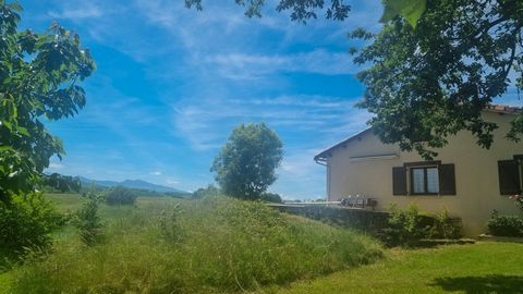 Wunderschön gelegenes Anwesen mit herrlichem Blick auf die Berge am Rande einer kleinen dynamischen Stadt mit lokalen Annehmlichkeiten. Am Fuße der Pyrenäen, nur 15 Minuten von der schönen mittelalterlichen Marktstadt Mirepoix entfernt, bietet dieses...