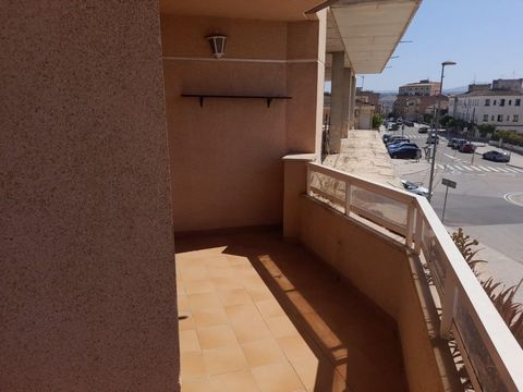 Gran Piso en Mora dEbre Ribera dEbre en la mejor zona de la población AvdaComarques Catalanes tiene 134 m2 una cocina equipada de 15 m2 Espectacular comedor amueblado con salida a una terraza cubierta con vistas al avenida la propiedad esta para entr...