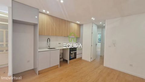 Este imóvel excepcional é um apartamento de dois quartos localizado em Guimarães, situado no rés do chão de um edifício fechado e seguro. Com uma área interior aconchegante e funcional, proporciona o ambiente ideal para quem procura conforto aliado à...