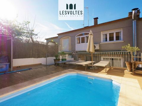 CASA ADOSADA CON PATIO, PISCINA Y GARAGE EN VENTA EN PALAFRUGELL Casa en muy buen estado de conservación, muy luminosa, con un patio de 60m2 en zona residencial, tranquila y bien comunicada. La casa con 135m2 se distribuye en dos plantas. La planta p...