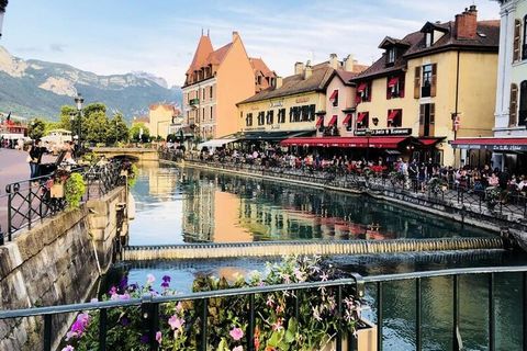 Logement de 35 meter carrés situé à Annecy. Array Cet appartement de 35m², gelegen op 4ᵉ étage sans ascenseur (escalier étroits) van een onmetelijke de la vieille-ville. Il peut accueillir jusqu'à 3 personen, idéalement situé au pied de la Rivière du...