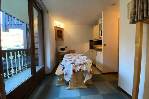 Situato al primo piano, questo monolocale in montagna con una superficie di 24 m² è composto da un soggiorno/sala da pranzo dotato di un divano letto e un letto a castello doppio, una cucina a vista, una zona alcova con un letto a castello per due pe...