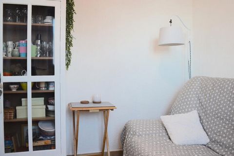 Cet appartement cosy de 38 m² est situé au rez-de-chaussée dans un quartier calme d'Evian et peut accueillir confortablement jusqu'à 4 personnes. L'appartement comprend une chambre principale avec un lit double et de nombreux rangements, dont un gran...