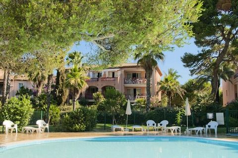 Ispiraz profondément... Il profumo delle piante mediterranee avvolge i tuoi poumons. Au loin, la mer brille sous le soleil. Piccolo à piccolo, vous vous sentez ressourcés. Situato a Hyères sur la presqu'île de Giens, a 2 km dal villaggio, la Résidenc...