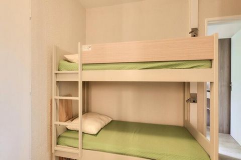 Dit charmante appartement op de begane grond is perfect voor een gezin of een kleine groep en biedt een gezellige slaapkamer met een tweepersoonsbed en een cabinegedeelte met stapelbedden. De woonkamer is voorzien van een slaapbank, een zithoek en ee...