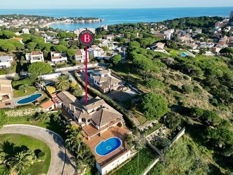 BARNES Costa Brava präsentiert dieses exklusive Einfamilienhaus mit herrlichem Blick auf das Meer, den Hafen und die charmante Stadt Sant Feliu de Guíxols. Das Hotel liegt in ruhiger und sicherer Lage, nur 10 Gehminuten vom Strand und dem Stadtzentru...