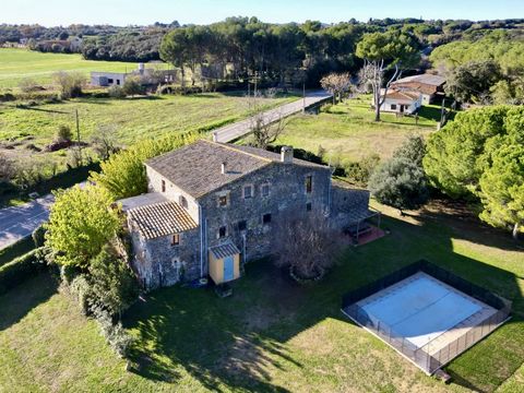 BARNES presenteert deze prachtige gerestaureerde 18e-eeuwse boerderij, gelegen in het charmante dorpje Rupià, in de Gouden Driehoek van Baix Empordà, dicht bij de stranden van de Costa Brava en historische dorpjes in de omgeving. Het huis heeft zijn ...