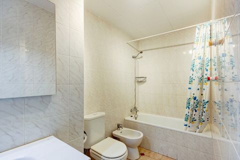 The apartament w Rosas / Roses ma 2 sypialnie i obłożenie dla 4 osób. Nocleg od 41 m² ładnie urządzone i bardzo jasne. Znajduje się w pobliżu 140 m plaży piaskowej 