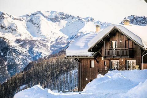 De Residence Les Chalets de Puy Saint Vincent ligt in een prachtig hooggelegen resort, een van de meest gerenommeerde in de Zuidelijke Alpen. Gelegen in het hart van het Massif des Ecrins, ontdekt u uitzonderlijke panorama's, tussen gletsjers, hoge t...