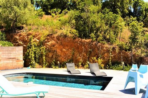 Villa attrezzata in modo confortevole con piscina privata, che può ospitare fino a 7 persone, con vista sulla baia di Tarco. Completamente climatizzato, con una magnifica vista sulla baia e sulla catena montuosa di Bavella. Piscina privata e riscalda...