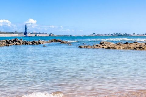 Sentinella di pietre, la cittadella veglia sulla città di PORT-LOUIS e sulle acque color madreperla del porto di Lorient. Dietro i bastioni lasciati intatti dai cannoni e dal tempo, si uniscono lo splendore della Compagnia delle Indie Orientali e il ...