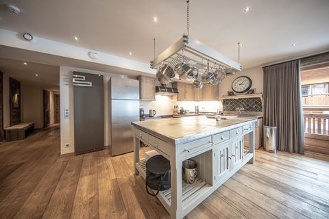 Elegant apartment of 141 sq.m located in the center of Morzine, in the main shopping street of the village. It consists of 3 beautiful en suite bedrooms, one of which is a family suite (double bed and bunk bed). All are decorated in a sober and chic ...