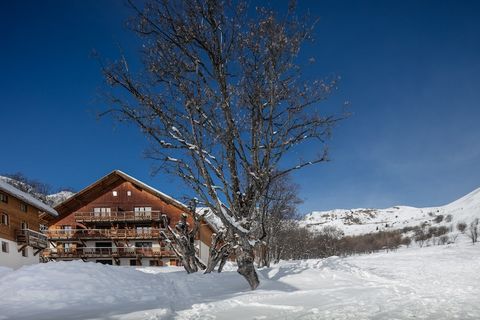 Diese ferienwohnung in Saint-Sorlin-d´Arves mit 2 Schlafzimmer und hat eine Kapazität für 6 personen. Unterkunft Unterkunft hat 42 m² befindet sichgemütlich und moderne, mit Blick auf die Berge und das Skigebiet. Die Unterkunft befindet sich 400 m vo...