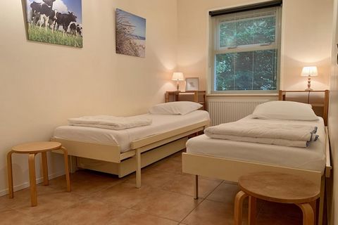 Dit charmante vakantiehuis is perfect voor een groep van vier personen en biedt twee gezellige slaapkamers en één badkamer. De accommodatie is ontworpen om ultiem comfort te bieden, met voorzieningen zoals een privézwembad en een ruime vrijstaande st...