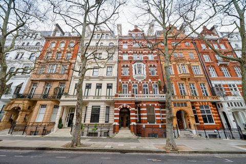 Diese wunderschön eingerichtete Maisonette-Wohnung profitiert von viel Tageslicht, hohen Decken, edlen Holzböden und viel Platz, während sie sich in einem der begehrtesten Viertel Londons befindet. Im vierten Stock gelegen, begrüßt Sie eine einladend...