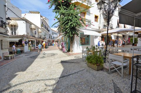 Opgelet investeerders Historisch huis in de oude stad van Marbella Het pand heeft een unieke locatie en een verhaal erachter het staat bekend als de ingang van Puerta del Mar in het Arabische tijdperk en heeft nog steeds torens van de toegangsmuur va...