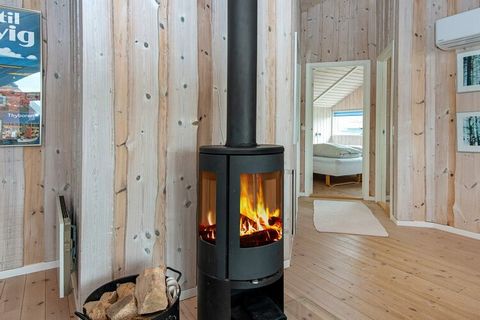 Cottage con idromassaggio e sauna situato su un grande terreno naturale a soli ca. A 200 metri dal mare del Nord a Vrist. La casa è a basso consumo energetico con una pompa di calore e quindi la possibilità di minori consumi. Il cottage appare lumino...