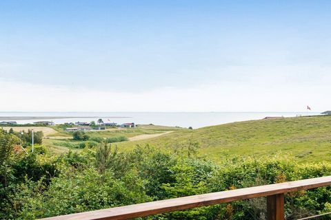 Attraktiv gelegenes Ferienhaus in einer der besten Lagen der Gegend, teilweise renoviert im Jahr 2022. Bietet schönen Panoramaausblick zum Wasser im Limfjord, sowohl von innen als auch von außen! Sie wohnen hier nur ca. 400 m vom Ufer mit kinderfreun...