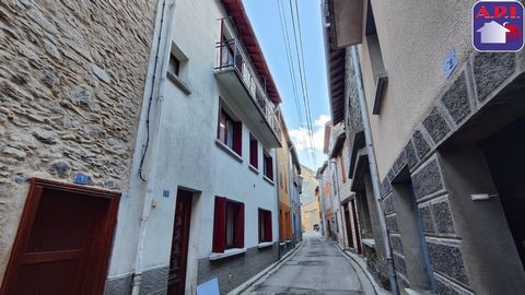 AUSSCHLIESSLICH! Stadthaus in idealer Lage im Herzen von Auzat. Um sein Potenzial voll auszuschöpfen, sind energetische Sanierungs- und Modernisierungsarbeiten erforderlich. Im Erdgeschoss ein Eingang, eine Küche und ein Wohnzimmer mit Kamin. Im Ober...