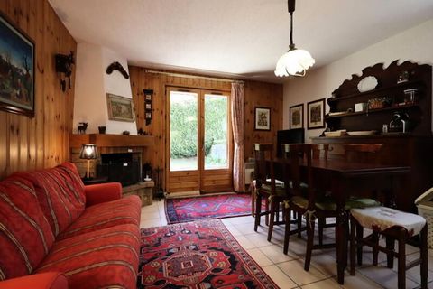 This cozy 50 m² apartment in Les Houches is ideal for families or friends, accommodating up to 4 guests. It features a bedroom with a 160 cm double bed, a second bedroom with bunk beds, and a shower room with a WC. The living room opens to a terrace ...