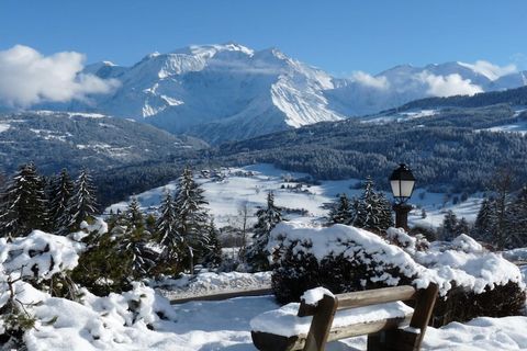 Dieses charmante, 42 m² große Apartment befindet sich im 1. Stock einer Residenz in der Nähe des Skigebiets Les Portes du Mont Blanc und bietet einen komfortablen und bequemen Rückzugsort mit atemberaubendem Blick auf die Mont-Blanc-Gruppe. Die Wohnu...