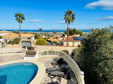 Denia, Bereich la Marquesa VI, freistehende Villa mit privatem Pool, Grill, mehrere Terrassen mit spektakulärer Aussicht. Verteilt auf 1 Etage, im Erdgeschoss, Wohnzimmer mit großen Fenstern mit Blick auf das Meer, moderne offene Küche komplett ausge...