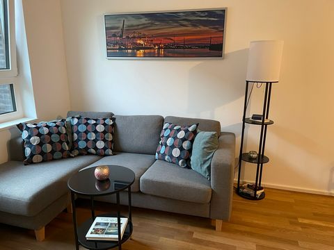 Das hier angebotene 3-Zimmer-Apartment wurde erst neurenoviert und befindet sich mitten der HafenCity. Hier sind Sie genau richtig, wenn Sie das urbane Stadtleben und das Maritime lieben. In der HafenCity sind Sie umgeben von Wasser, Schiffen und mod...