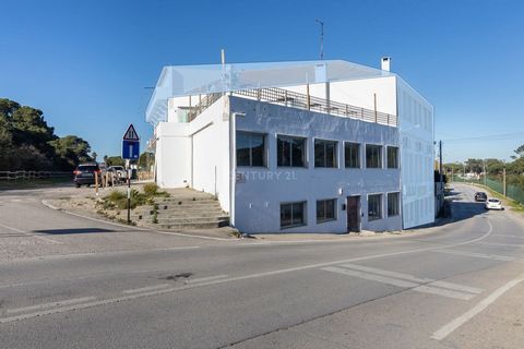 Située dans une zone privilégiée à la fin des allées de Mata dos Medos, sur la Costa da Caparica, cette propriété est située sur la route principale qui donne accès à la plage de Fonte da Telha et Aroeira. Composé de trois étages de 183 m² chacun, ce...