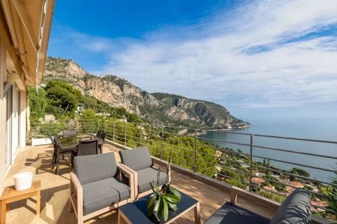 Eze bord de Mer, à mi-hauteur sur la colline, maison contemporaine offrant une splendide vue mer. D'une superficie habitable de 166 m² répartis sur 3 niveaux, la villa propose un lumineux séjour / cuisine de 60.75 m² prolongé par une agréable terrass...