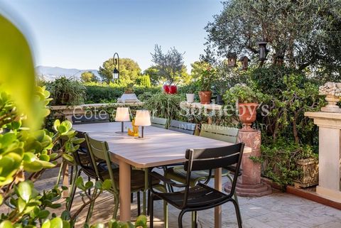 Exklusiv entdecken: Prächtige Villa im Herzen von Cap Martin Entdecken Sie diese exquisite Villa im prestigeträchtigen Viertel Cap Martin in Roquebrune-Cap-Martin. Eine wahre Oase der Ruhe inmitten von üppigem Grün, besticht dieses außergewöhnliche 3...