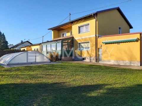 Imposantes 2 Familienhaus auf Großgrund - mit Keller, Dachboden, Swimmingpool, Garage, Carport und Wintergarten Dieses gemütliche und absolut geräumige Mehrfamilienhaus, in ansprechender Marchtrenker Lage samt bester Anbindung und Infrastruktur, wurd...