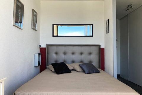 This air-conditioned studio for 2 people is located on the 4th floor of a building with an elevator in a naturist village. It features a comfortable 160cm storage bed in the living area, offering a cozy space for relaxation. The property is not pet-f...