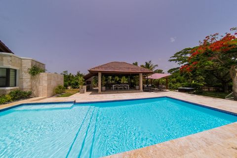 Schönes 2-stöckiges Haus für bis zu 12 Personen. Befindet sich in (PUNTA CANA) Cap Cana, Dominikanische Republik. Es verfügt über 5 Schlafzimmer (jedes mit eigenem Bad), Wohnzimmer, Büro, 3 WCs, Rezeption, Parkplatz für bis zu 4 Fahrzeuge, kalte und ...