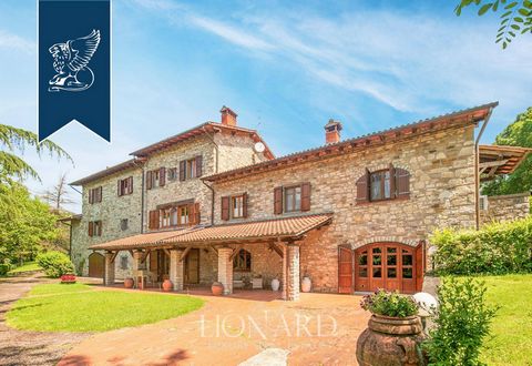 This splendid villa for sale is on the Tuscan hills near Arezzo, in the heart of the Casentino valley; it is a charming traditional farmhouse on two levels and measures over 600 sqm. Its 2-hectare park houses a swimming pool, a bocce court and a tenn...