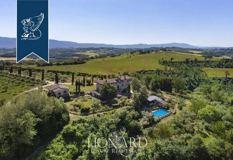 A Todi, in provincia di Perugia, questo splendido casale è in vendita circondato dalla verdeggiante campagna umbra. La proprietà comprende 1,6 ettari di terreno che comprendono un giardino privato ben curato, il quale ospita una piscina con zona sola...