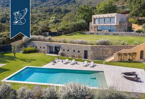 This modern designer villa for sale in Alassio is in an exclusive panoramic position overlooking the Western Ligurian coast. Immersed in a 3,000 smq private park, with perfectly tended lawn and enclosed by a high scenographic wall entirely made of st...