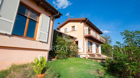 Haus mit einer Fläche von 204 m² in einer sehr schönen Panoramalage mit herrlichem Blick auf den Chiusi-See und den nahe gelegenen Ort, der leicht zu Fuß erreichbar ist. Erbaut im Jahr 2013, sehr gut isoliert und mit einer 4,5 kw Photovoltaikanlage a...