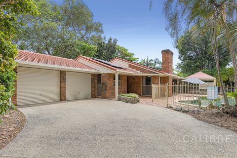 ¡Bienvenido a la casa de tus sueños! Ubicada en una zona fantástica y familiar, esta encantadora casa de ladrillo baja se encuentra en un generoso bloque de 845 metros cuadrados (Brisbane City Council Subdividing Opportunity*). Con cuatro dormitorios...